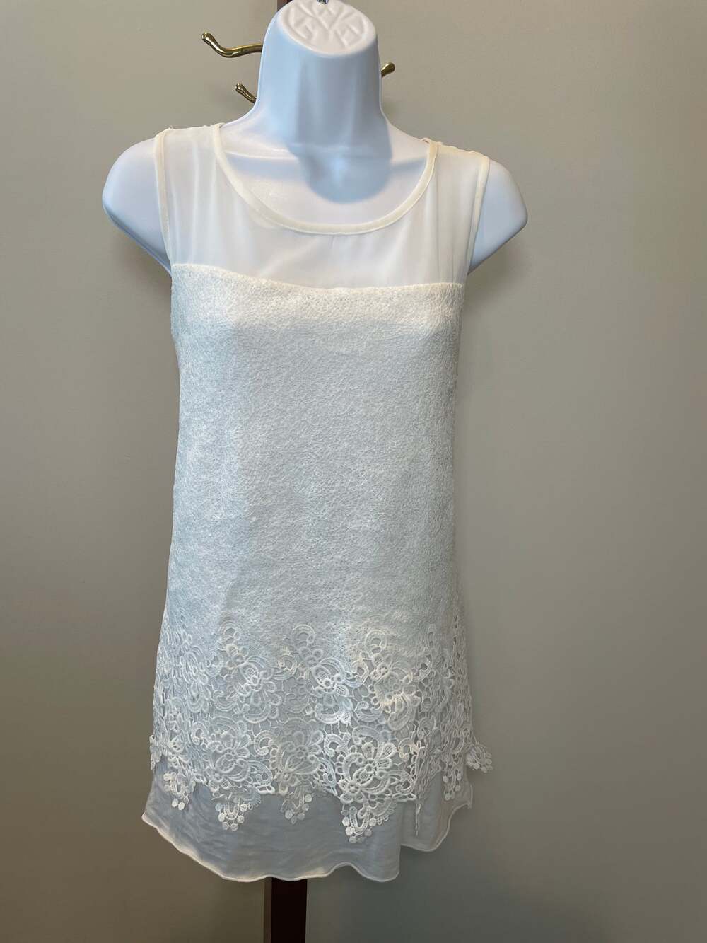 Neiman Marcus Top White Sheer Neckline Lace Overlay Size L